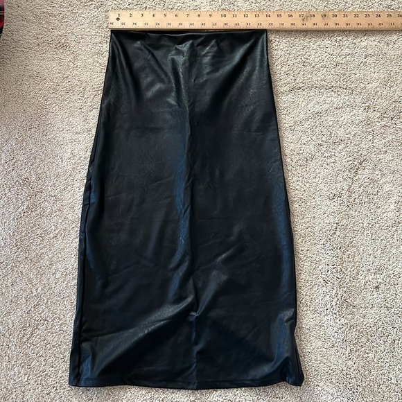 Commando smoothing Faux leather black skirt with 7” back slit - Picture 5 of 8